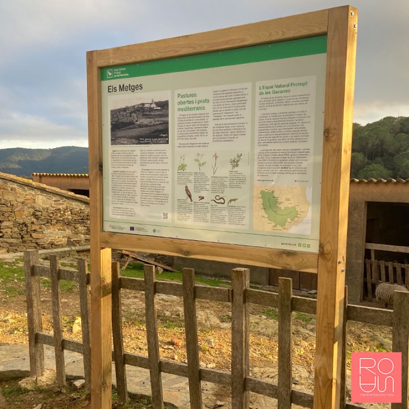 Cartellera de fusta sense teulada per espais naturals protegits